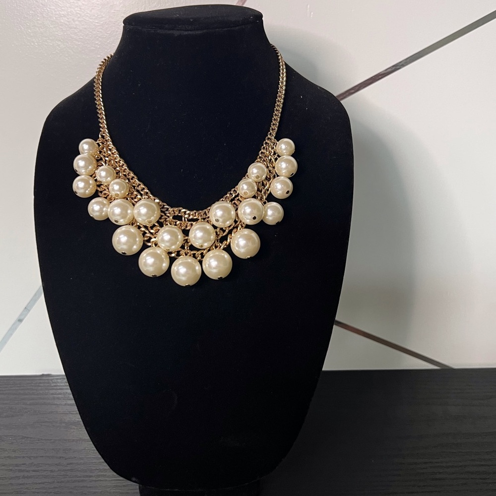 Statement piece pearl necklace